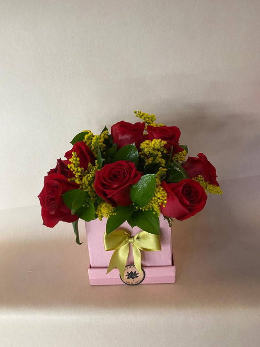 ramo de rosas rojas con follaje 12 rosas